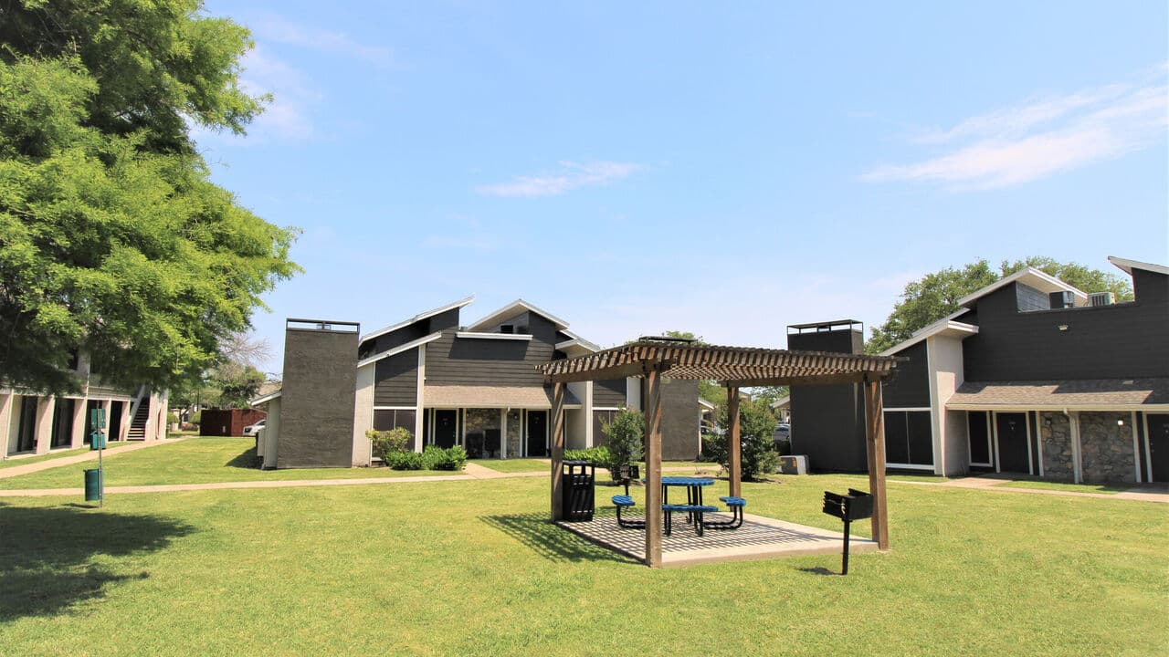 An existing landscaped courtyard at Bay Island